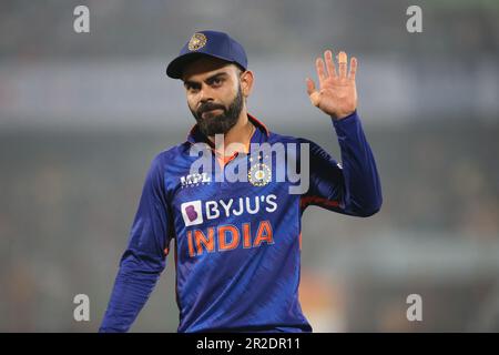 Virat Kohli ai tifosi durante la terza partita Internazionale di un giorno (ODI) del Bangladesh-India allo Stadio Zahur Ahmed Chowdhury, Sagorika, Chattogr Foto Stock