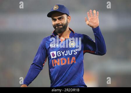 Virat Kohli ai tifosi durante la terza partita Internazionale di un giorno (ODI) del Bangladesh-India allo Stadio Zahur Ahmed Chowdhury, Sagorika, Chattogr Foto Stock