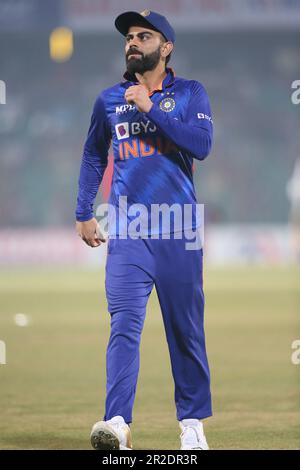 Virat Kohli ai tifosi durante la terza partita Internazionale di un giorno (ODI) del Bangladesh-India allo Stadio Zahur Ahmed Chowdhury, Sagorika, Chattogr Foto Stock