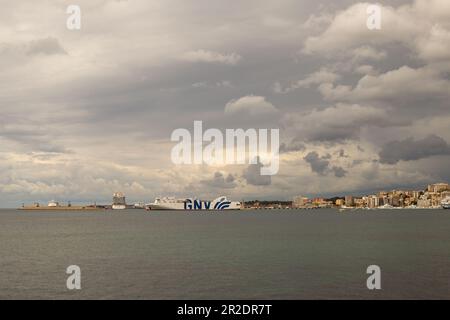 Palma di Maiorca, Spagna - 13 maggio 2023: Traghetto GNV in partenza dal porto di Palma Foto Stock