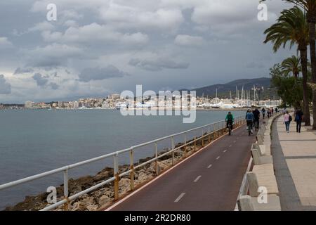 Palma di Maiorca, Spagna - 13 maggio 2023: Ciclisti sulla pista ciclabile lungo la costa fino alla città di Palma Foto Stock