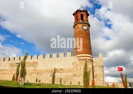 Torre dell'Orologio del Castello di Erzurum con tradizionale architettura piastrellata rossa. Spazio copia Foto Stock