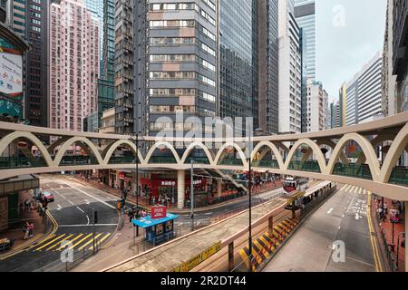 Hong Kong SAR, Cina - Aprile 2023: Ponte pedonale circolare o ponte pedonale a forma rotonda di Yee WO Street a Causeway Bay Foto Stock