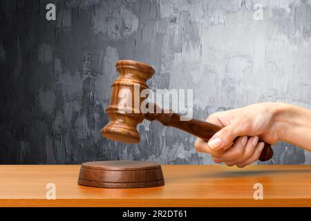 Someones mano azienda diritto in legno martello Foto Stock