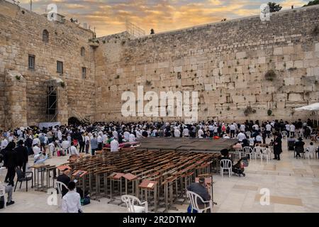 Gli ebrei pregano al Muro Occidentale o al Kotel, durante la Pasqua 2023. Il Muro Occidentale è il luogo più sacro dell'Ebraismo. Gerusalemme, Israele Foto Stock