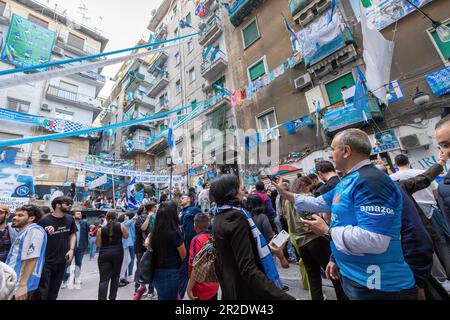 Napoli, Italia. 05th maggio, 2023. I tifosi della squadra di calcio di Napoli celebrano la vittoria del campionato italiano in strada. Le persone euforiche si affollano nei quartieri spagnoli. (Foto di Gennaro Leonardi/Pacific Press) Credit: Pacific Press Media Production Corp./Alamy Live News Foto Stock