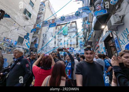 Napoli, Italia. 05th maggio, 2023. I tifosi della squadra di calcio di Napoli celebrano la vittoria del campionato italiano in strada. Le persone euforiche si affollano nei quartieri spagnoli. (Foto di Gennaro Leonardi/Pacific Press) Credit: Pacific Press Media Production Corp./Alamy Live News Foto Stock