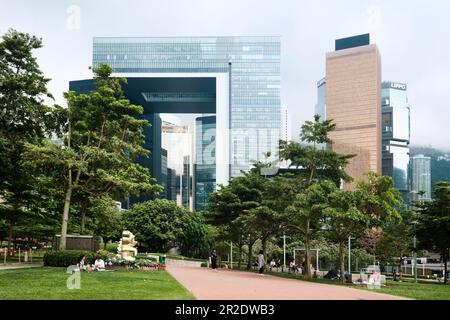 Hong Kong SAR, Cina - Aprile 2023: Il complesso del Governo Centrale di Hong Kong a Tamar che ospita la sede e il Consiglio legislativo Foto Stock