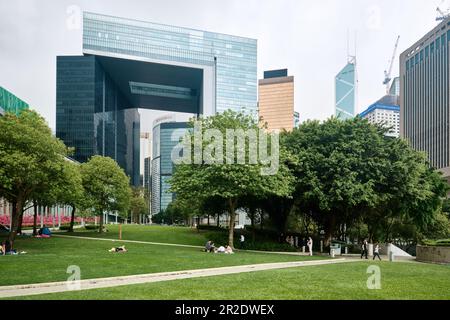 Hong Kong SAR, Cina - Aprile 2023: Il complesso del Governo Centrale di Hong Kong a Tamar che ospita la sede e il Consiglio legislativo Foto Stock