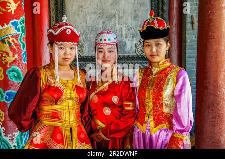Giovani donne mongolo in abbigliamento tradizionale, Museo del Tempio di Choijin lama, Ulaanbaatar, Mongolia. Linea di credito: © Kraig Lieb Foto Stock