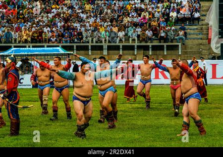 Lottatori mongoli che fanno la "danza Garuda", il Naadam Festival, lo Stadio Nazionale, Ulan Bator, Mongolia. Luglio 2009. © Kraig Lieb Foto Stock