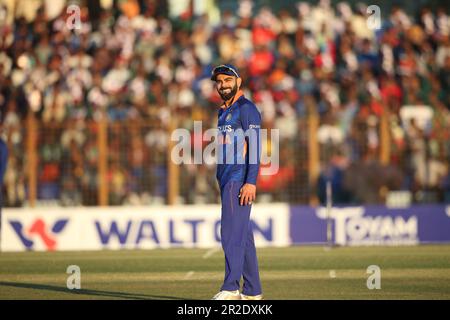 Virat Kohli ai tifosi durante la terza partita Internazionale di un giorno (ODI) del Bangladesh-India allo Stadio Zahur Ahmed Chowdhury, Sagorika, Chattogr Foto Stock