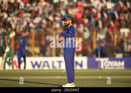 Virat Kohli ai tifosi durante la terza partita Internazionale di un giorno (ODI) del Bangladesh-India allo Stadio Zahur Ahmed Chowdhury, Sagorika, Chattogr Foto Stock