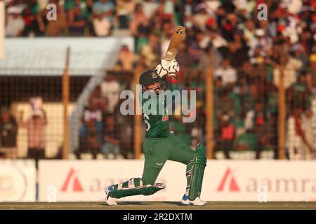 Il wicketkeeper del Bangladesh la pastella Liton Das batte durante la terza partita Internazionale di un giorno (ODI) di Bangladesh-India a Zahur Ahmed Chowdhury Foto Stock