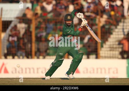 Il wicketkeeper del Bangladesh la pastella Liton Das batte durante la terza partita Internazionale di un giorno (ODI) di Bangladesh-India a Zahur Ahmed Chowdhury Foto Stock