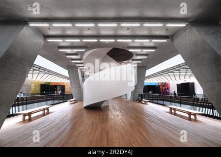 Hong Kong, Cina - Aprile 10 2023: Scale a spirale bianche nel 'M Plus Museum', quartiere culturale di Kowloon Ovest. Progettato da Herzog de Meuron Foto Stock