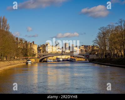 Ponte Lendal girato dal fiume Ouse con la Guildhall dietro in una giornata di sole inverno. Foto Stock