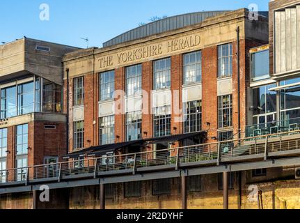 Il bar Riverside si trova nel vecchio edificio Yorkshire Herald sulla riva del fiume Ouse a York. REGNO UNITO Foto Stock