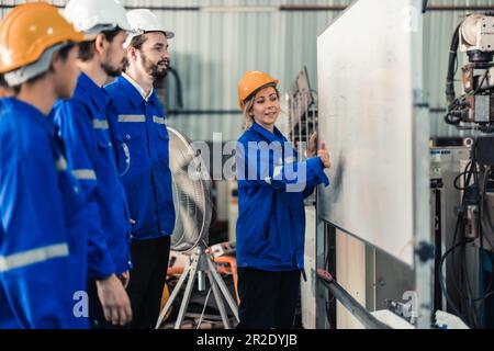 Un gruppo di ingegneri robotici collabora con un brainstorms e discute idee con team interfunzionali su una lavagna per creare strategie e solu Foto Stock