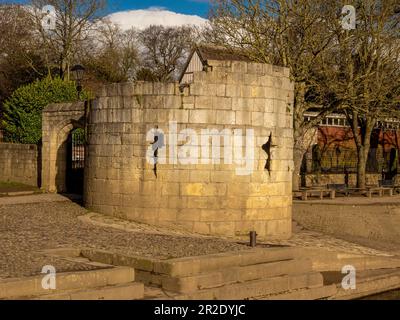 Marygate Landing Tower visto dal fiume Ouse il giorno d'inverno soleggiato. York. REGNO UNITO Foto Stock