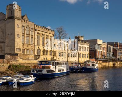 Barche da crociera turistiche ormeggiate sul fiume Ouse lungo la Guildhall. York. REGNO UNITO. Foto Stock