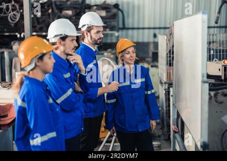 Un gruppo di ingegneri robotici collabora con un brainstorms e discute idee con team interfunzionali su una lavagna per creare strategie e solu Foto Stock