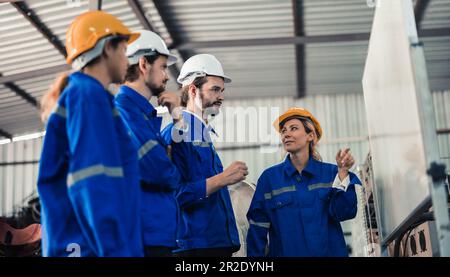 Un gruppo di ingegneri robotici collabora con un brainstorms e discute idee con team interfunzionali su una lavagna per creare strategie e solu Foto Stock