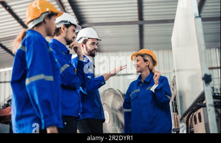 Un gruppo di ingegneri robotici collabora con un brainstorms e discute idee con team interfunzionali su una lavagna per creare strategie e solu Foto Stock