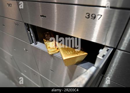 Monaco, Germania. 19th maggio, 2023. Barre d'oro in cassetta di sicurezza, oro, oro fine 999,9 metallo prezioso, investimento, inventario nella volta di Goldhaus Pro Aurum a Monaco. Credit: dpa/Alamy Live News Foto Stock