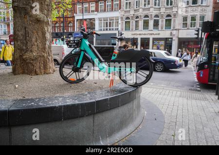 Londra Regno Unito. 19 Maggio 2023 Una bici a noleggio a Knightsbridge. Le società di noleggio di biciclette elettriche come Lime by Uber, Human Forest, e dott, non hanno parcheggi a differenza di Santander. Il Westminster Council sta elaborando piani per i motociclisti che non riescono a parcheggiare correttamente i loro cicli noleggiati lasciati sui marciapiedi, il che può costituire un ostacolo per i pedoni e gli utenti di sedie a rotelle. Credit: amer Ghazzal/Alamy Live News Foto Stock