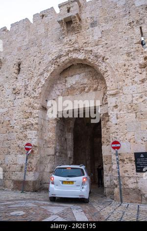 Gerusalemme, Israele - 10 aprile 2023. Auto che entra alla porta di Zion Foto Stock