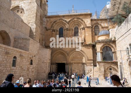 Gerusalemme, Israele - 10 aprile 2023. Folla di turisti e pellegrini in fila per entrare nella chiesa del santo sepolcro Sabato di Hallelujah 2023 Foto Stock