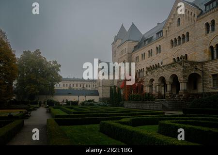 Il Castello Imperiale di Poznan (Zamek Cesarski w Poznaniu). Vista dal cortile. Castello sinistro in tempo nuvoloso Foto Stock