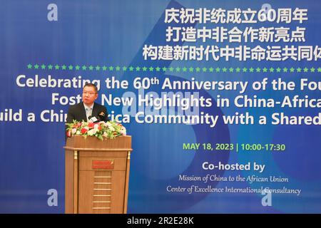 Addis Abeba, Etiopia. 18th maggio, 2023. HU Changchun, capo della Missione cinese presso l'Unione Africana (UA), interviene nel corso di un seminario ad alto livello sulla cooperazione Cina-Africa tenutosi ad Addis Abeba, Etiopia, il 18 maggio 2023. Gli esperti e i politici che hanno partecipato a un seminario di alto livello sulla cooperazione Cina-Africa, tenutosi giovedì, hanno chiesto di promuovere nuovi momenti salienti dei legami Cina-Africa sotto l'egida dell'AU. ANDARE CON:'il seminario di alto livello invita a nuove vette nei legami Cina-Africa' Credit: Michael Tewelde/Xinhua/Alamy Live News Foto Stock