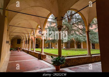 Siena, Italia - Apr 7, 2022: Il patio della Facoltà di Economia dell'Università degli Studi di Siena, Toscana, Italia. Foto Stock