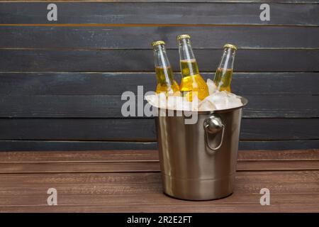 Benna di birra sul tavolo di legno Foto Stock