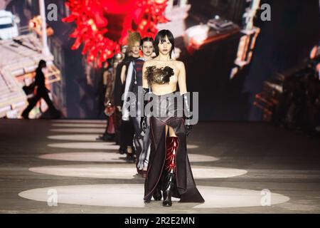 Sydney, Australia. 17th maggio, 2023. I modelli camminano sulla pista durante lo spettacolo DI INFORTUNIO durante la settimana australiana della moda Afterpay 2023 a Carriageworks il 17 MAGGIO 2023 a Sydney, Australia Credit: IOIO IMAGES/Alamy Live News Foto Stock