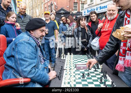 Londra, Regno Unito - 22 aprile 2023: Uomo che gioca a scacchi con i passanti a Brick Lane, Londra. La strada è il cuore della comunita' Bangladese-Sylheti di Londra Foto Stock