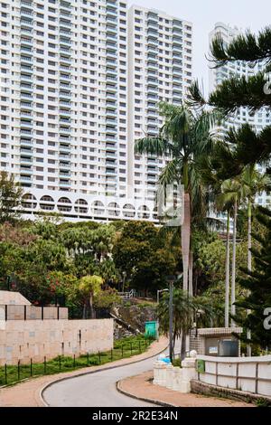 Hong Kong SAR, Cina - Aprile 2023: Alti appartamenti grattacieli con palme a Repulse Bay Foto Stock