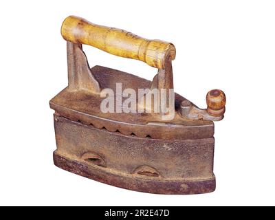 Ferro da stiro antico arrugginito primo piano, isolato su sfondo bianco Foto Stock