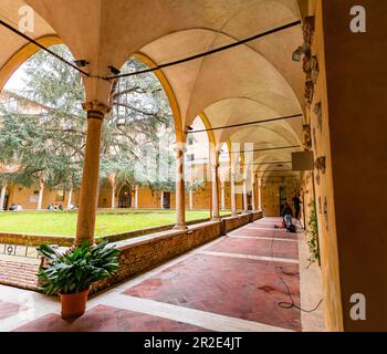 Siena, Italia - Apr 7, 2022: Il patio della Facoltà di Economia dell'Università degli Studi di Siena, Toscana, Italia. Foto Stock