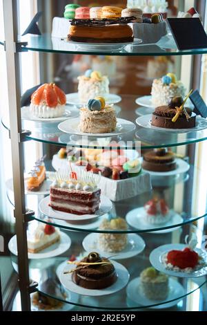 Sfoggiate con deliziosi cupcake e pasticcini nel negozio Foto Stock