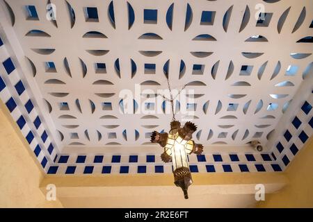 Winslow, Arizona, USA -- soffitto ornato in una stanza a la Posada Hotel Foto Stock