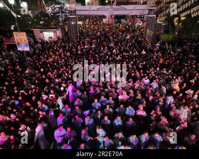 Obando, Filippine. 19th maggio, 2023. Migliaia di devoti cattolici hanno partecipato alla danza della fertilità di Obando il 19 maggio 2023. La danza della fertilità, è popolare tra i pellegrini provenienti da tutte le Filippine, soprattutto per le coppie senza figli che volevano portare un bambino. (Credit Image: © Sherbien Dacalanio/Alamy Live News) Foto Stock