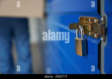 Primo piano del blocco di chiusura dall'unità di stoccaggio automatica in un magazzino Foto Stock
