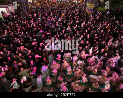 Obando, Filippine. 19th maggio, 2023. Migliaia di devoti cattolici hanno partecipato alla danza della fertilità di Obando il 19 maggio 2023. La danza della fertilità, è popolare tra i pellegrini provenienti da tutte le Filippine, soprattutto per le coppie senza figli che volevano portare un bambino. (Credit Image: © Sherbien Dacalanio/Alamy Live News) Foto Stock