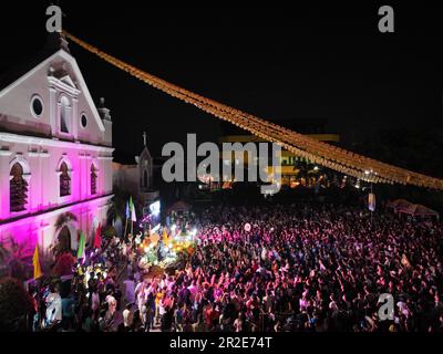 Obando, Filippine. 19th maggio, 2023. Migliaia di devoti cattolici hanno partecipato alla danza della fertilità di Obando il 19 maggio 2023. La danza della fertilità, è popolare tra i pellegrini provenienti da tutte le Filippine, soprattutto per le coppie senza figli che volevano portare un bambino. (Credit Image: © Sherbien Dacalanio/Alamy Live News) Foto Stock