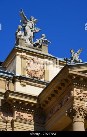 Wiesbaden, Germania - 09.30.2018: Il Teatro di Stato, con la statua di Friedrich Schiller di fronte Foto Stock