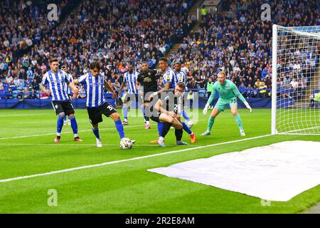 Hillsborough Stadium, Sheffield, Inghilterra - 18th maggio 2023 non c'è modo di superare Liam Palmer (2) e Reece James (33) di Sheffield Mercoledì per Jack Taylor (8) di Peterborough United - durante il gioco Sheffield Mercoledì contro Peterborough United, Sky Bet League One, Play Off 2nd gamba, 2022/23, Hillsborough Stadium, Sheffield, Inghilterra - 18th maggio 2023 Credit: Arthur Haigh/WhiteRosePhotos/Alamy Live News Foto Stock