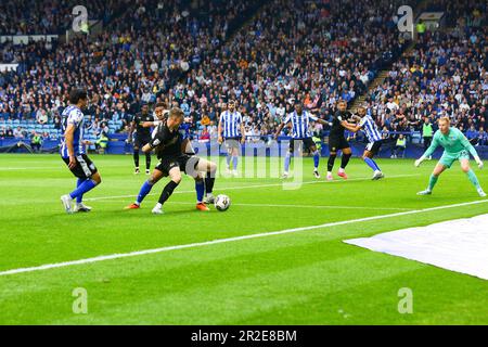 Hillsborough Stadium, Sheffield, Inghilterra - 18th maggio 2023 non c'è modo di superare Liam Palmer (2) e Reece James (33) di Sheffield Mercoledì per Jack Taylor (8) di Peterborough United - durante il gioco Sheffield Mercoledì contro Peterborough United, Sky Bet League One, Play Off 2nd gamba, 2022/23, Hillsborough Stadium, Sheffield, Inghilterra - 18th maggio 2023 Credit: Arthur Haigh/WhiteRosePhotos/Alamy Live News Foto Stock